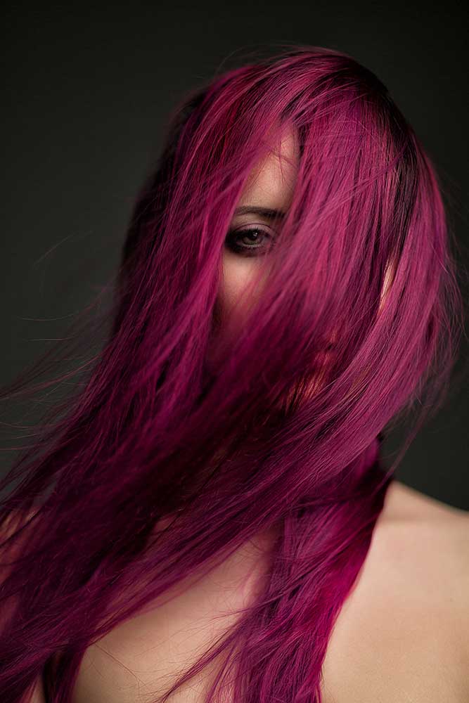 Dramatisches Porträt attraktives Mädchen mit violetten Haaren